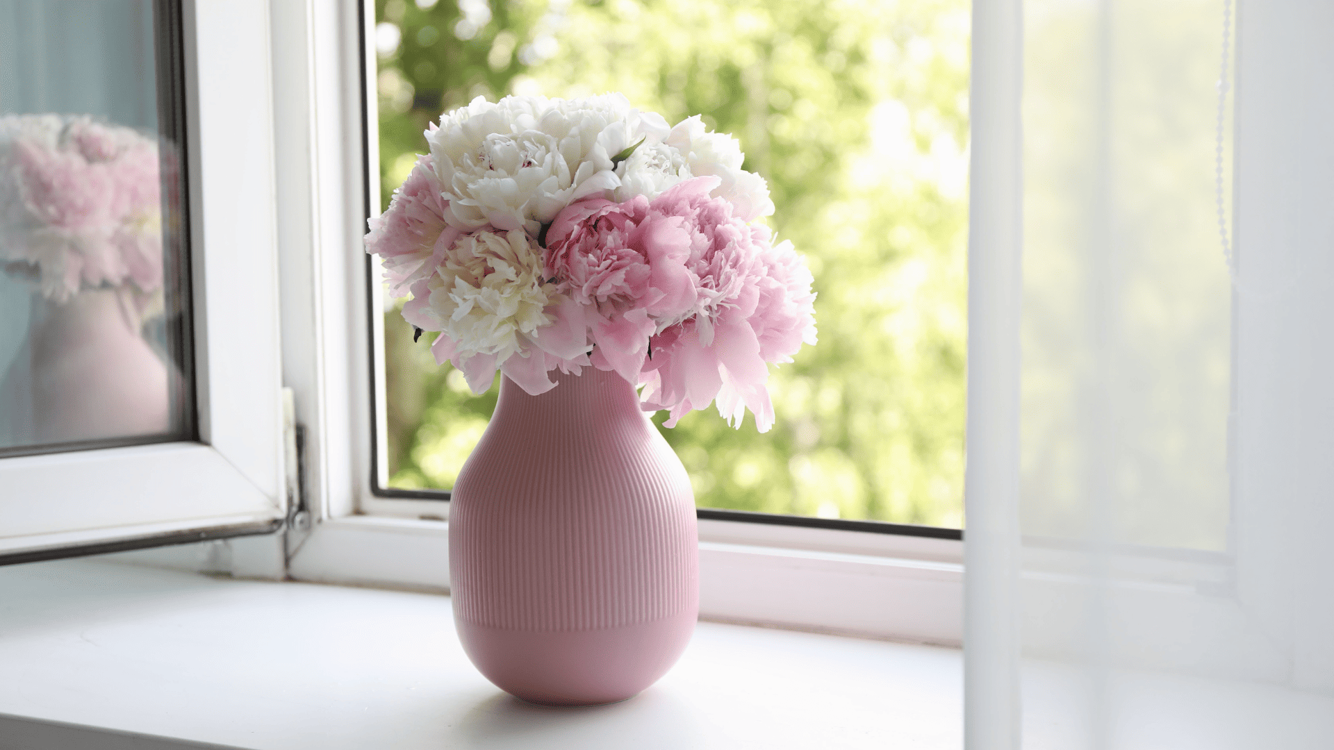 Blumenstrauß auf Fensterbank