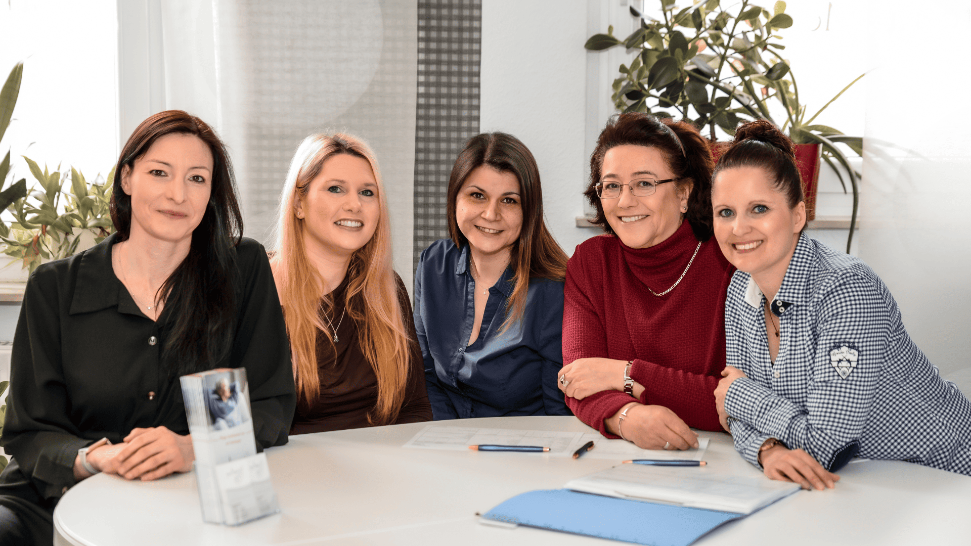 Gruppenfoto_am_Tisch - terraMed Pflegedienst